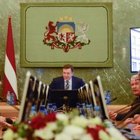 Опрос: латвийцы считают правительство Кучинскиса двоечниками
