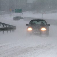 Brīdina par intensīvu snigšanu Kurzemē; daudzviet Latvijā apgrūtināta braukšana