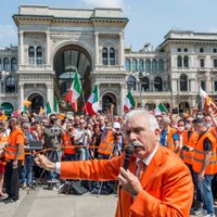 Foto: Krīžu ēnā Itālijā popularitāti gūst populistu kustība 'Oranžās vestes'