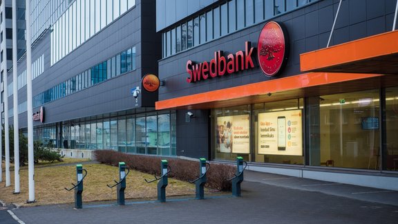 Zelta pulksteņi, konjaks un Krievijas oligarhi. Kas īsti notika Igaunijas "Swedbank"