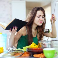 Seši atjautīgi padomi, kas atvieglos darbošanos virtuvē