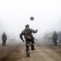Video: Kā Ukrainas karavīri pie Debaļceves izklaidējas pamiera laikā