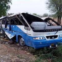 Autobusa un naftas cisternas sadursmē Pakistānā gājuši bojā vismaz 18 cilvēki