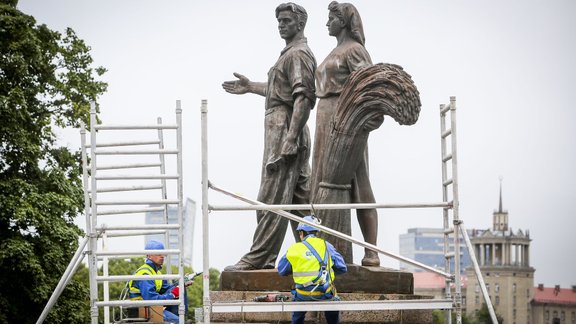 Viļņā demontē padomju darbaļaužu, studentu un karavīru statujas - 8