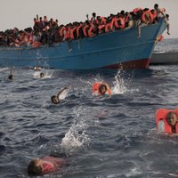 Itālijas krasta apsardze: pirmdien izglābti 2700 migranti, atrasti 15 bojāgājušie