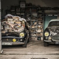 Foto: Pamestā fermā Francijā atrod miljoniem vērtus retro auto