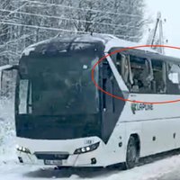 Uz Liepājas šosejas ar autobusam nolauztu spoguli nonāvēta pasažiere