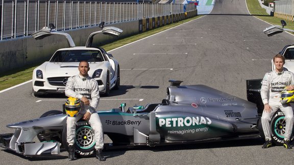 Mercedes F1 W04 prezentācija  - 1