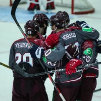 Latvijas hokeja izlasei uzvaru papildlaikā atkal izrauj talantīgais Smirnovs
