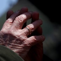 Vācijā piespriež cietumsodu 95 gadus vecai holokausta noliedzējai
