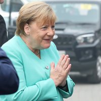 Merkele: Vācijā 2030. gadā jābūt miljonam elektromobiļu uzlādes vietu