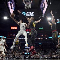 Bertānam pieticīgs sniegums 'Spurs' uzvarā pret 'Hawks'