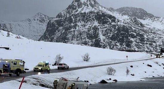 ФОТО. В Норвегии попал в аварию автобус из Латвии, который перевозил иностранных туристов