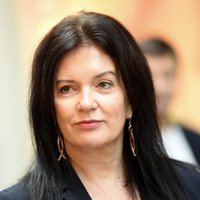 Labklājības ministre Petraviča izšķiras nolikt Saeimas deputātes mandātu