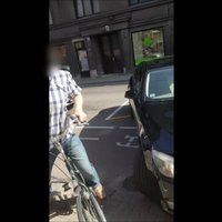 Video: Autovadītājs ar BMW bloķē veloceliņu Rīgā