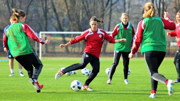 Futbols: Latvijas sieviešu izlases treniņš