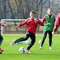 Foto: Latvijas sieviešu futbola izlase sparīgi trenējas Pasaules kausa kvalifikācijai