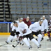 Foto: Latvijas hokejisti briest cīņai pret Ziemeļamerikas 'milžiem'
