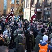 Leģionāru piemiņas gājiena traucētājai izsaka aizrādījumu