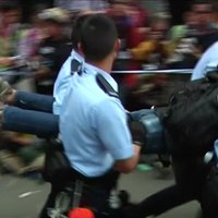 Video: Honkongā policija nes protestētājus prom no demonstrācijas