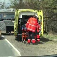 Video: Rumbulā autobusa un fūres sadursmē viens bojāgājušais; satiksme atjaunota