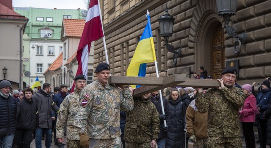 Foto: Krustaceļā Vecrīgā vairāki simti cilvēku aizlūdz par mieru Ukrainā