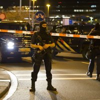 Netālu no Nīderlandes centrālās bankas nošauts bruņots vīrietis