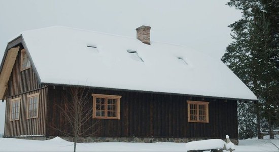 Video: No izzāģētiem kokiem līdz gatavai mājai – nams, kas uzbūvēts pašu spēkiem