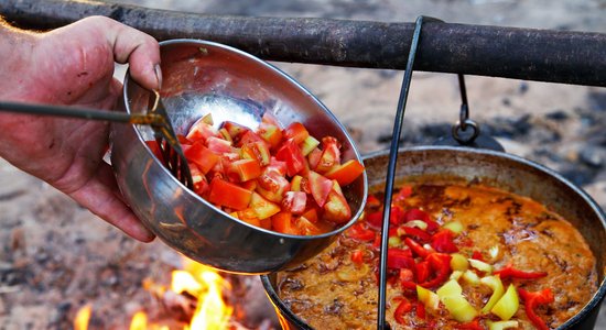 Uz ugunskura vārāmas zupas un sautējumi: 24 receptes