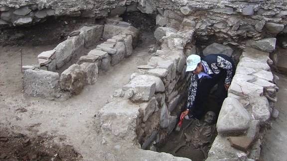 archeologist cleaning a skeleton in Bulgaria