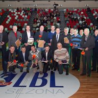 Foto: Valmiera godina savus basketbola veterānus