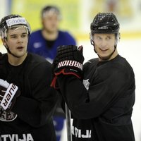 Latvijas hokejisti gatavošanos Sočiem sāk bez pamatvārtsargiem un galvenā trenera