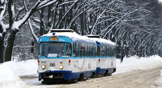 Atjauno teju stundu avārijas dēļ ierobežoto 1. un 5. tramvaja kustību