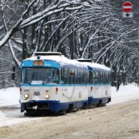 Domnieki atbalsta ideju 'īpašos apstākļos' Rīgā sabiedriskajā transportā braukt bez maksas