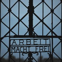 Atkal nozog bēdīgi slaveno koncentrācijas nometnes uzrakstu 'Arbeit macht frei'
