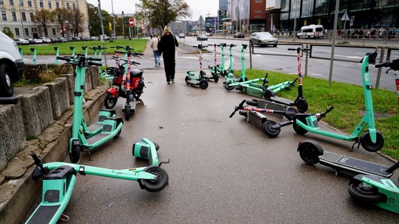 "Bolt" elektriskie skrejriteņi 13. janvāra ielā.