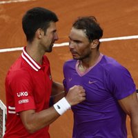 'French Open': Džokovičs pusfinālā spēlēs pret Nadalu; līdzjutēji neredz spēles izskaņu