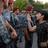 Armēnijā jau trešo dienu turpinās ķīlnieku krīze policijas iecirknī
