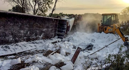 В Индии после схода ледника погибло не менее десяти человек, более 150 пропало без вести