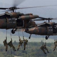 Valdība atbalsta četru helikopteru 'Black Hawk' iegādi