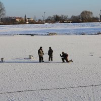 ФОТО: Любители зимней рыбалки вышли на лед