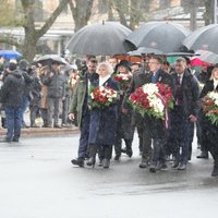 Foto: Svinīgā ziedu nolikšanas ceremonija pie Brīvības pieminekļa