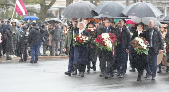 ФОТО: Торжественная церемония возложения цветов к памятнику Свободы