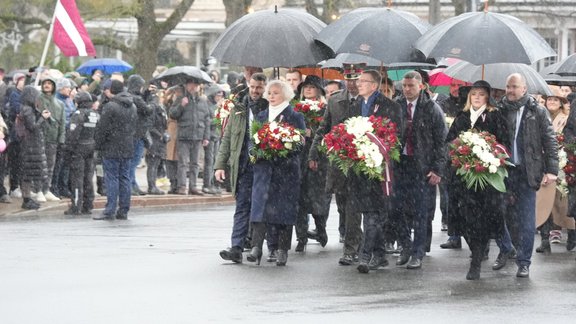 Foto: Svinīgā ziedu nolikšanas ceremonija pie Brīvības pieminekļa