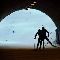 Latvijas biatlonisti Pasaules kausa sacensības uzsāk ar 24.vietu jauktajā stafetē