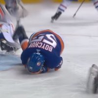 'Islanders' komandas aizsargam Boičakam uzliktas 90 šuves pēc gūtās sejas traumas