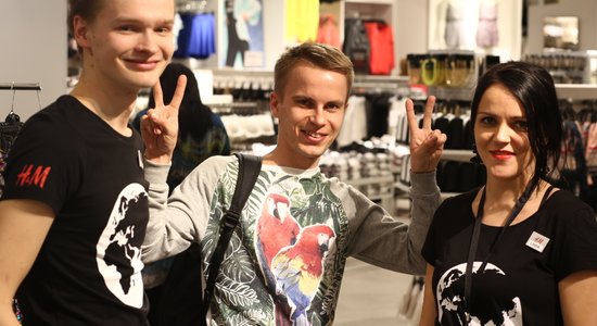 Foto: Ļaudis šturmē piekto 'H&M' veikalu Rīgā