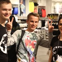 Foto: Ļaudis šturmē piekto 'H&M' veikalu Rīgā