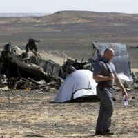 Krievija par aviokatastrofas cēloni uzskata bumbas sprādzienu, vēsta ASV avoti