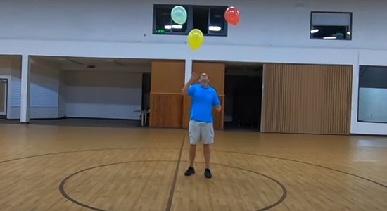 Video: Amerikānis uzstāda Ginesa rekordu trīs balonu noturēšanā gaisā